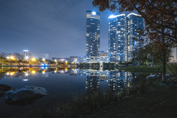 繁华的金融城市，在成都的河边拍摄的夜晚图片下载