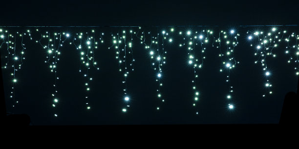 一串灯作为圣诞灯在黑暗的背景图片下载