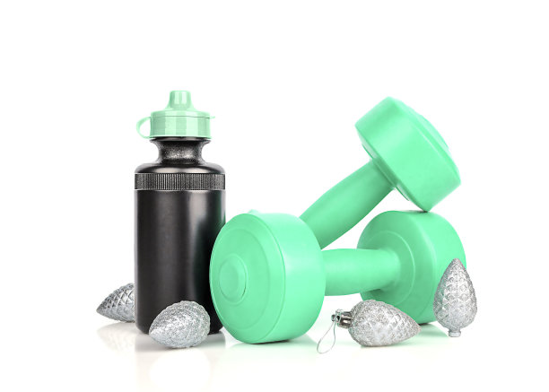 运动器材和闪亮的圣诞装饰。图片下载