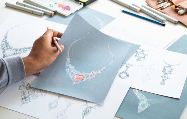 设计师设计钻石首饰图纸sketchesÂ制作worksÂ工艺独特的手工奢华项链产品创意。图片下载