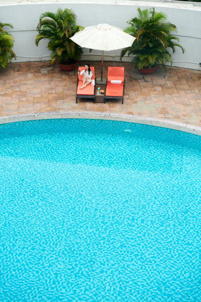 在泳池边打电话的女人图片下载