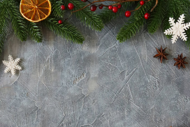 形象的节日圣诞节设计海报边界云杉针，红浆果，八角，干柑橘柑橘水果片和软糖冰霜雪花在灰色的背景，升高的视野，复制空间图片下载