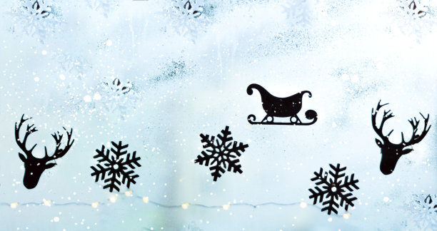 窗户上用雪花、鹿角和雪橇做成的冬季图案。圣诞装饰。空间创意副本。图片下载