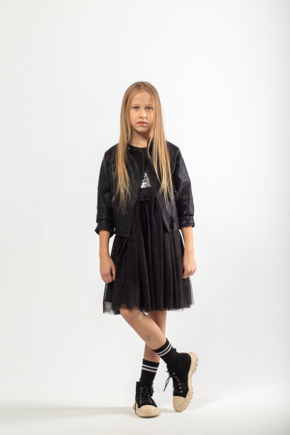 一个留着棕色长发、穿着流氓风格的年轻女孩的全身画像。图片下载