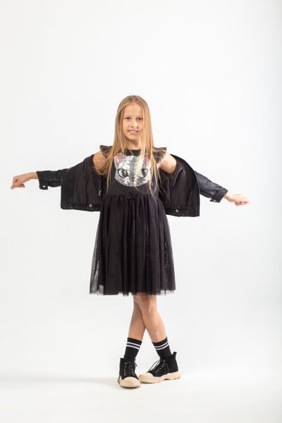 一个穿着流氓风格的棕色长发跳舞的年轻女孩的全身画像。图片下载