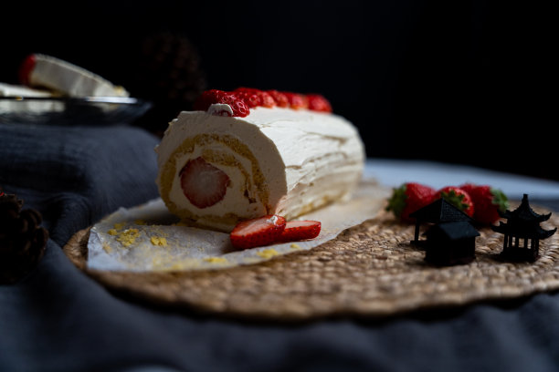 草莓卷饼和中式装饰图片下载