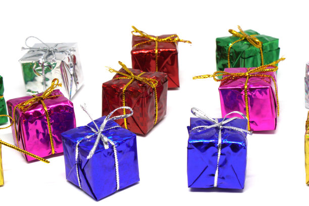 许多礼品礼盒安排图案-圣诞节或圣诞节概念孤立的白色背景图片下载