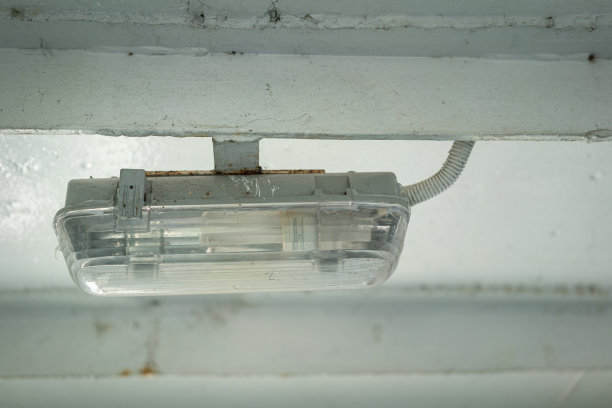 金属吊顶结构的重型电灯泡。图片下载