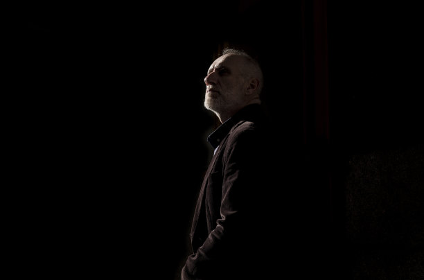 穿着西装的成年男子在冬天的街道上有阳光和阴影图片下载