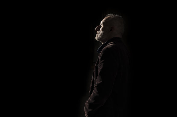 穿着西装的成年男子在冬天的街道上有阳光和阴影图片下载