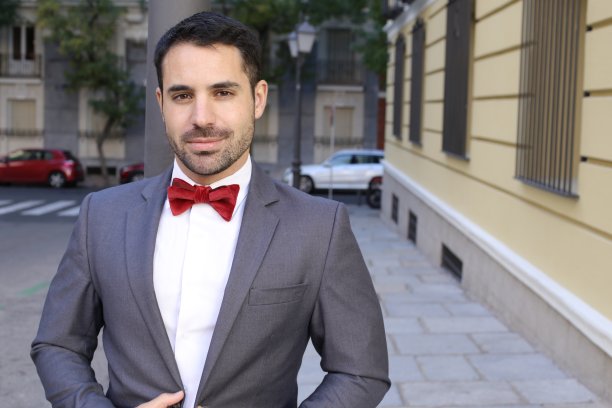 优雅的商人穿着灰色燕尾服和红色领结图片下载