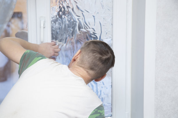 在办公室安装窗膜。图片下载