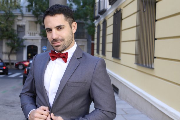 优雅的商人穿着灰色燕尾服和红色领结图片下载