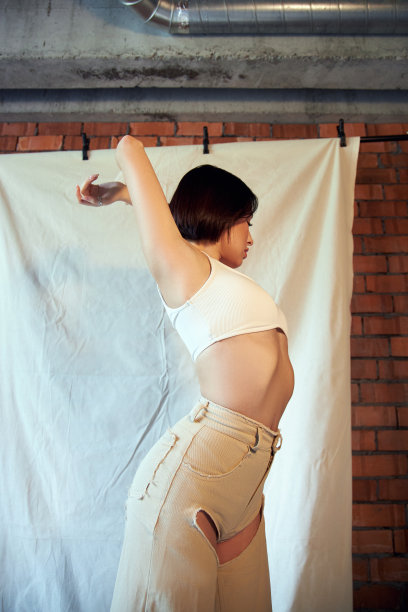 时尚美女短发染发。时尚的衣服。深色头发，巧克力色短发。美丽干净的面部皮肤，自然的妆容，强壮的头发图片下载