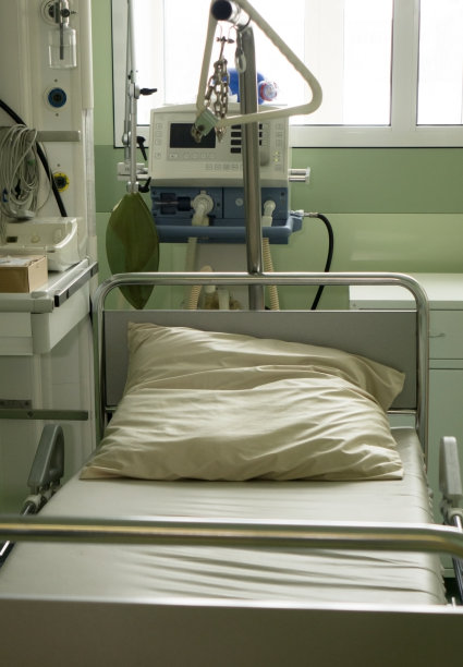 空房诊所或医院中有空床位的病房图片下载