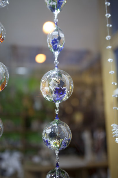 圣诞装饰水晶球和彩灯图片下载