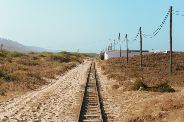 海滩边的旧铁路图片下载