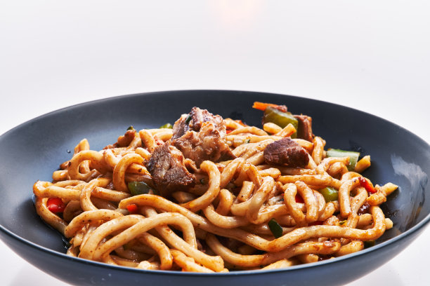 一盘孤立在白色背景上的面条图片下载