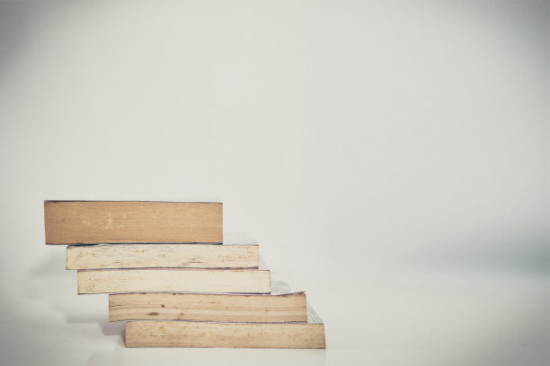 书架上的书在白色的背景高角度查看复制空间图片下载