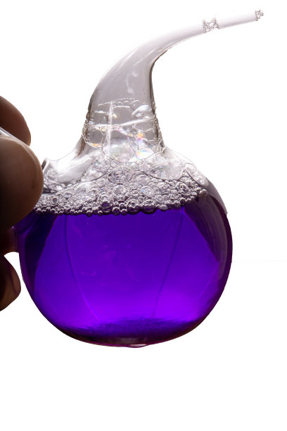 用蓝色化学试剂蒸煮。化学实验用实验室玻璃图片下载