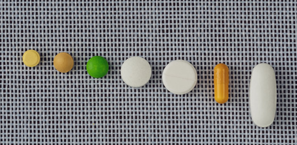 药片和胶囊按大小排列。医学与治疗观念图片下载