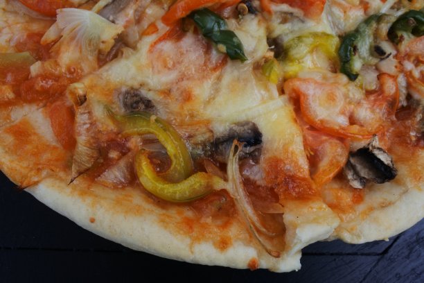 牛肉披萨加奶酪。披萨特写照片。意大利披萨风靡全球。南非披萨食谱图片下载