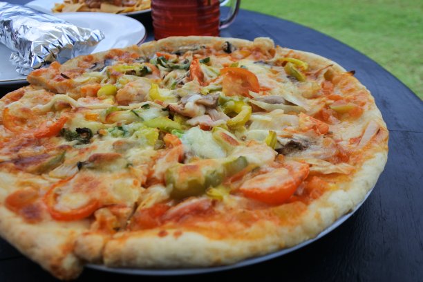 牛肉披萨加奶酪。披萨特写照片。意大利披萨风靡全球。南非披萨食谱图片下载