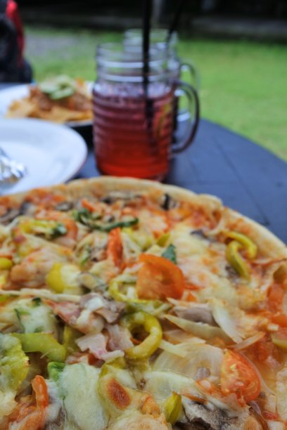 牛肉披萨加奶酪。披萨特写照片。意大利披萨风靡全球。南非披萨食谱图片下载