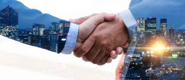 投资者。双曝光商人投资者与合作伙伴握手，以夜城背景、数字技术、投资、谈判、合作、团队理念，成功会面图片下载