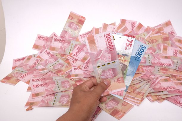 男子手拿着印尼盾图片下载