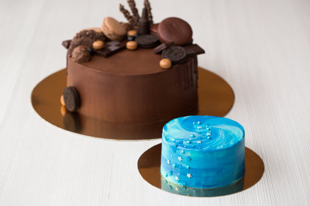 大巧克力蛋糕背景上的蓝色太空蛋糕图片下载