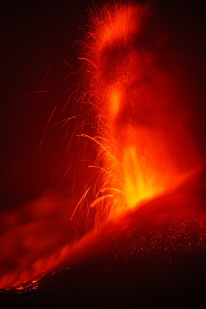 埃特纳火山在喷发图片下载