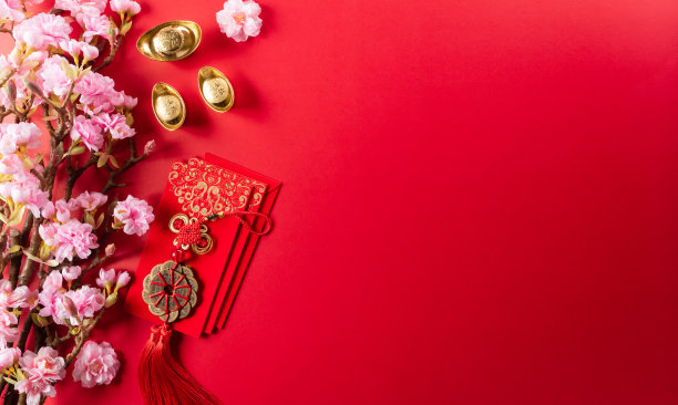 中国的新年装饰物是由红色的包，橙色和金元宝或金块在红色的背景上制成的。文中的汉字“福”指的是好运、财富、财运。图片下载