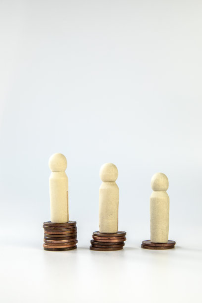 微型人站在不同高度的硬币堆上。人与财富的概念。商业和金融概念隔离在白色背景和复制空间。一个人穷，一个人富图片下载