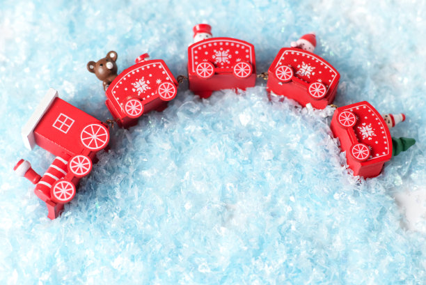 新年，圣诞节红色的玩具火车在雪地里。图片下载