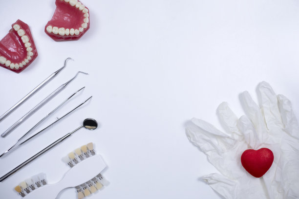 牙医设备在诊所的桌子上图片下载