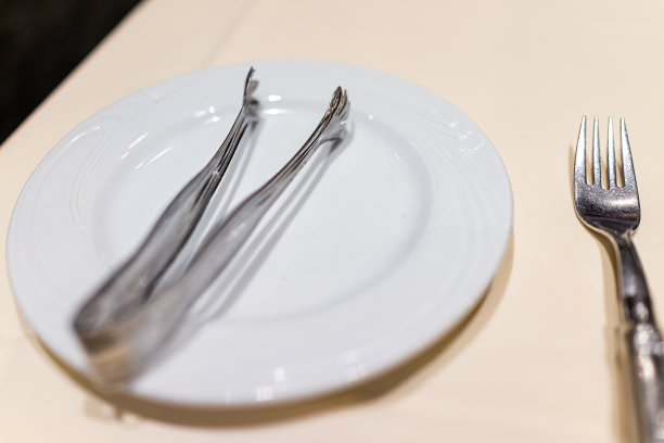 Pov在巴西牛排馆等待食物提供罗迪奇奥风格的烤肉牛排与小钳子和空盘子在桌子上近距离观察图片下载