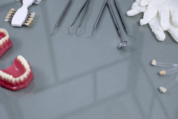 牙医设备在诊所的桌子上图片下载