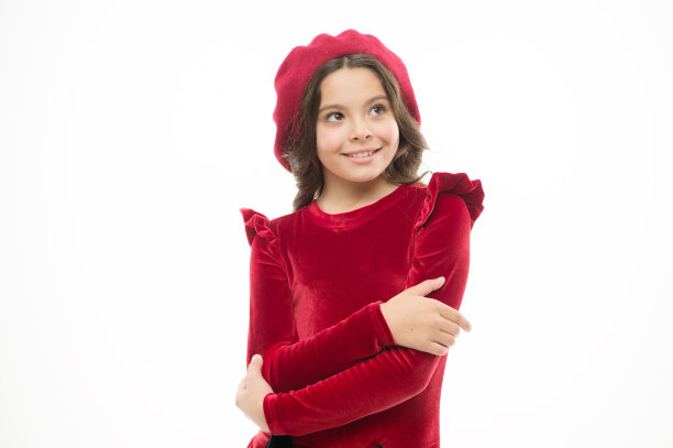 讲究礼仪。快乐的女孩。法国风格的孩子。戴贝雷帽的巴黎女孩。时尚肖像可爱女孩戴时髦的帽子。衣服店。华丽的配饰。时尚的概念。时尚的孩子图片下载