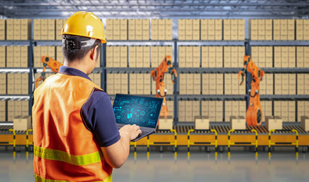 工厂技术员控制自动化机器人图片下载