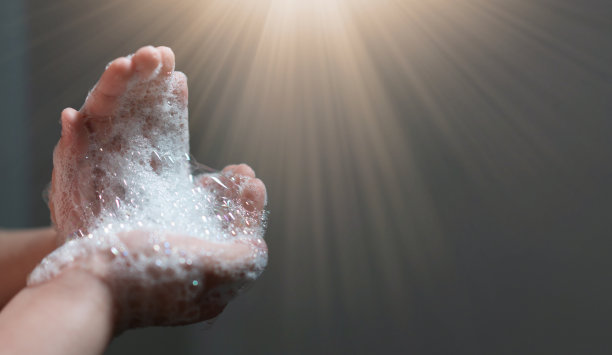 用手轻握泡泡在掌心图片下载