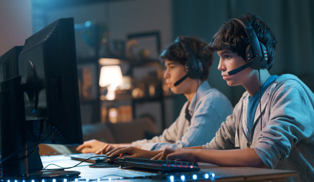 朋友们一起玩网络游戏图片下载