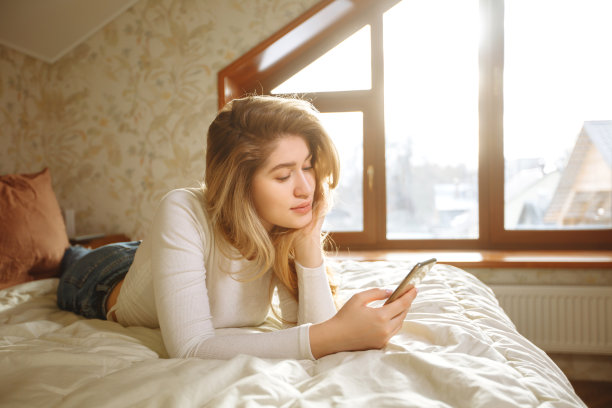 这个女孩拿着一个有屏幕的电话图片下载