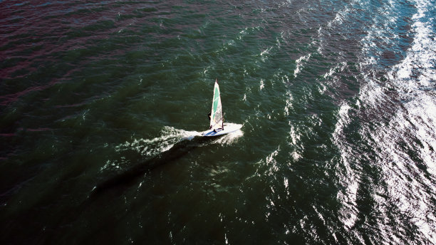 在城市河流上冲浪。无人机航拍照片。图片下载