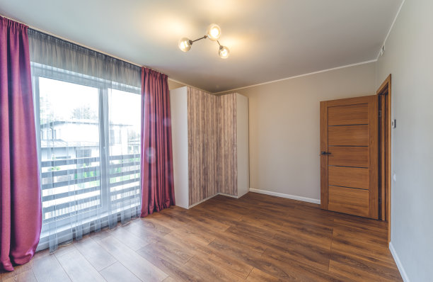 公寓现代化的内部装潢。空房间里的木衣柜。图片下载