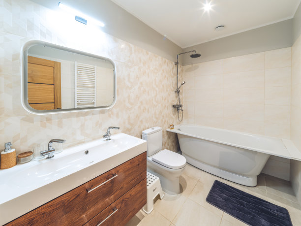 现代化的浴室内部。白色水槽、马桶、浴缸。瓷砖地板上。图片下载