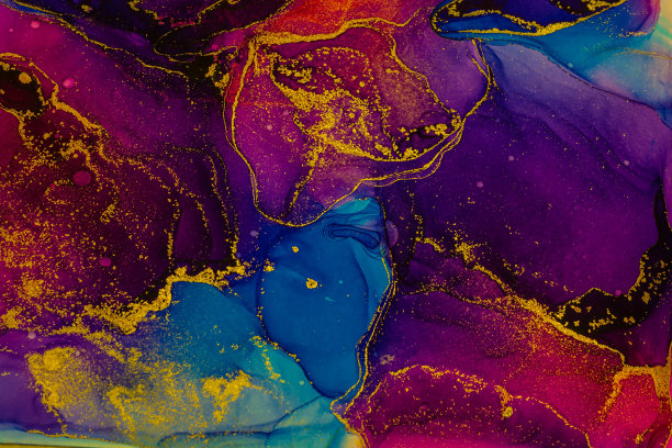 抽象的粉色和蓝色光泽的流体背景，用金色条纹手绘酒精画，液体墨水技术纹理的背景设计图片下载