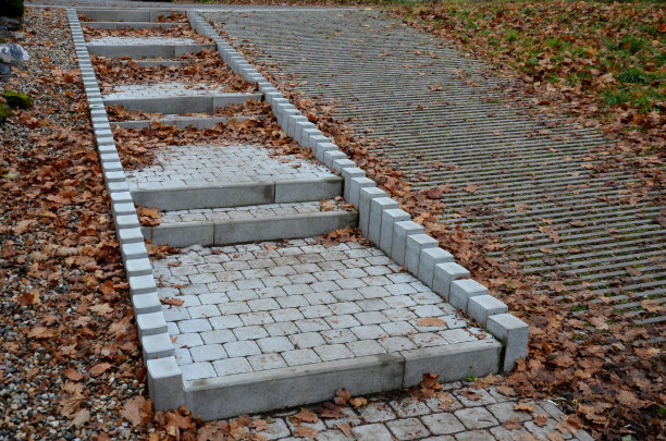 铺草可以强化表面，同时也可以铺草。连接处也可以用砾石填充，比如在停车场。斜坡上的混凝土铺装图片下载