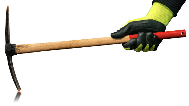 戴着防护手套的手拿着隔离在白色上的镐斧图片下载