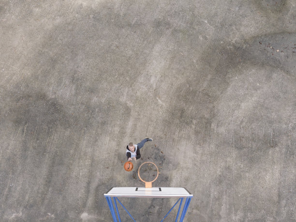 街头运动篮球练习图片下载